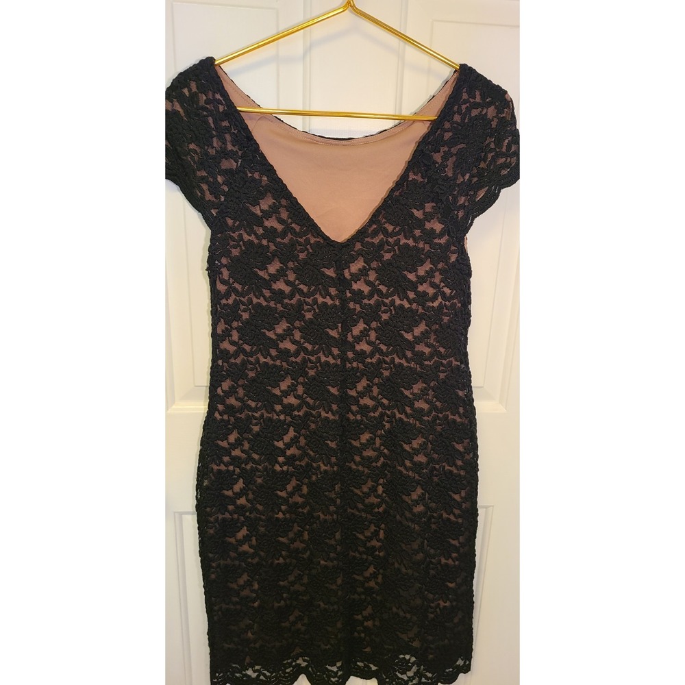 Dressbarn db Lace Sheath Dress Woman Sz 12 Black Tan Excellent Cap Sleeve Gothy - Picture 9 of 12